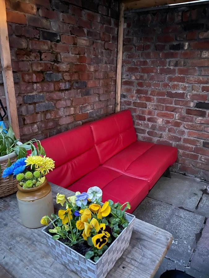 Room In Family Home Near Penny Lane Liverpool Exterior foto